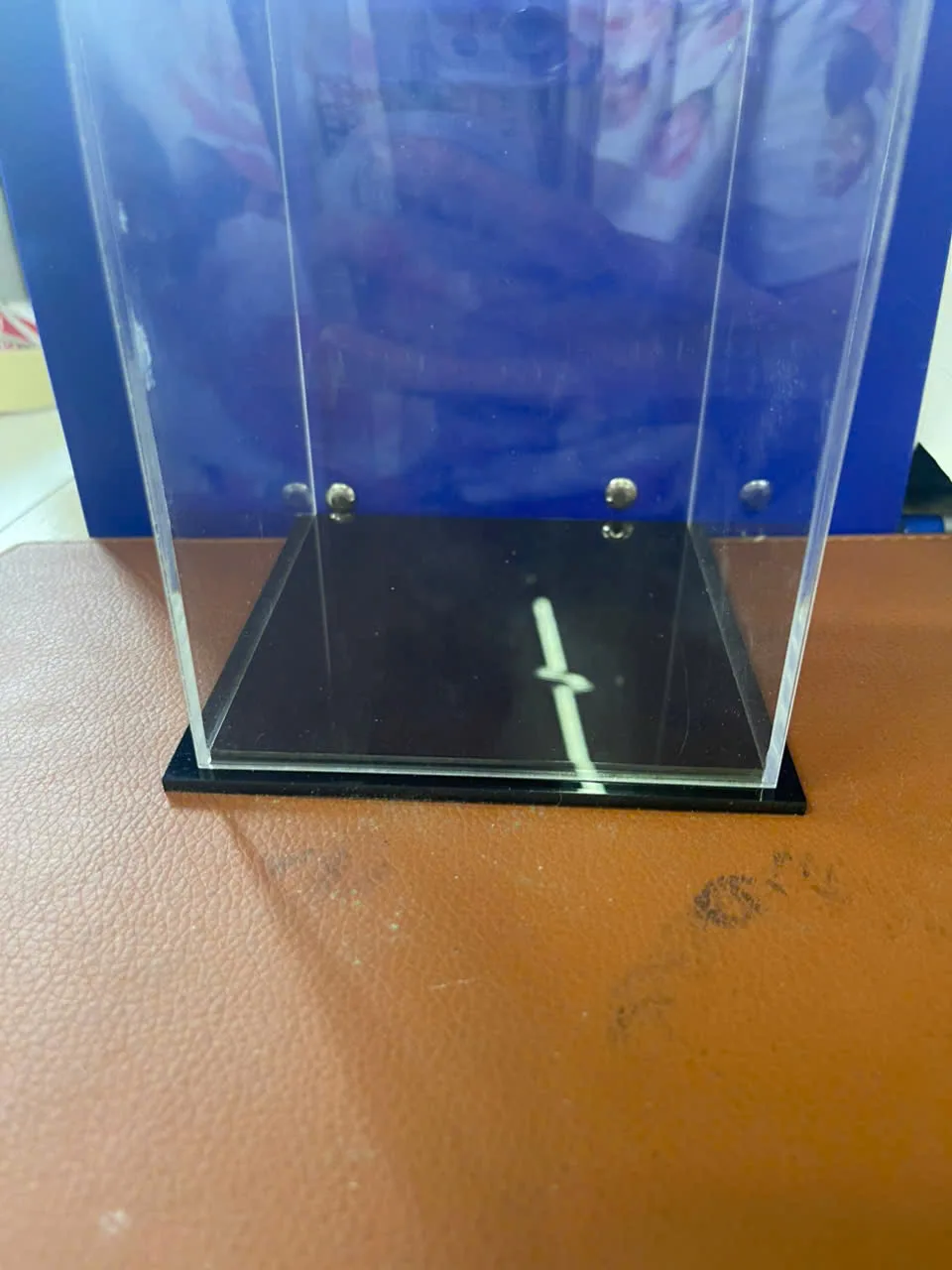 Hộp trưng bày trong suốt với đế đen