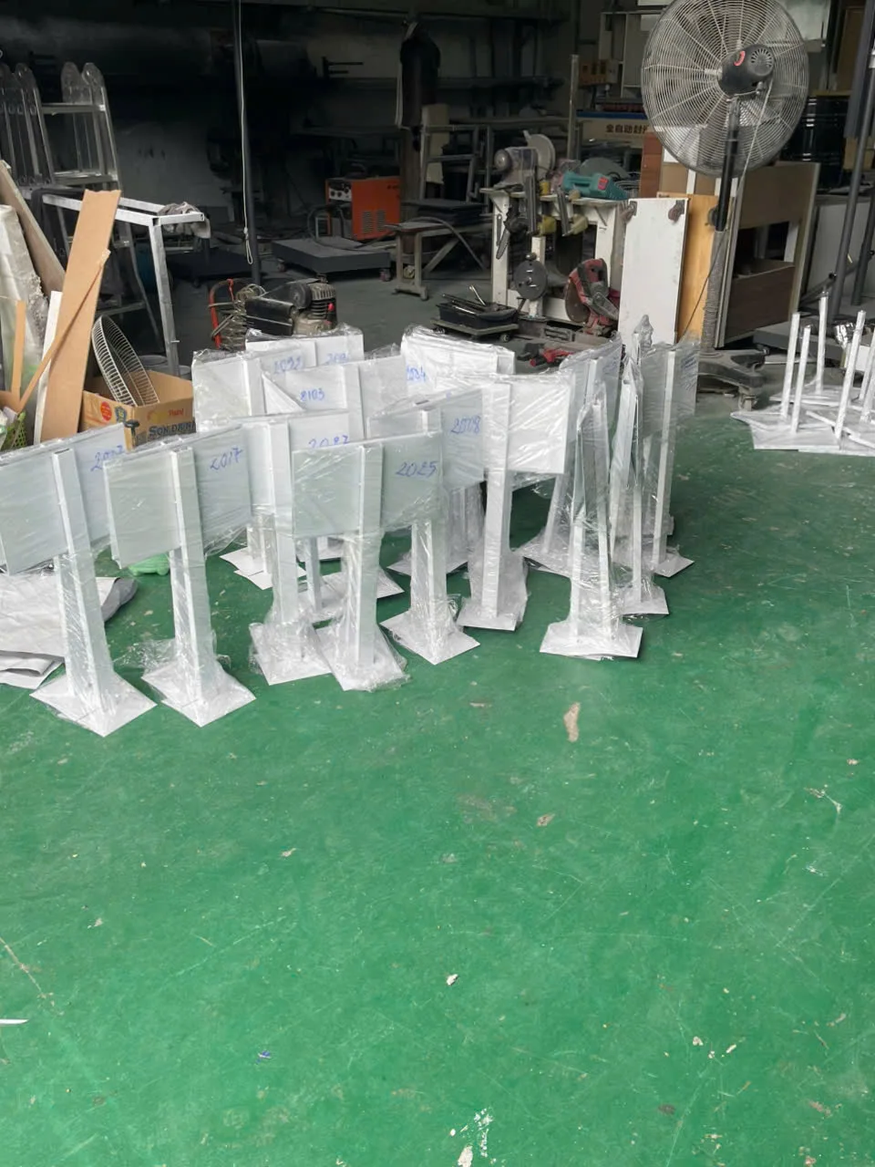 Các sản phẩm trưng bày được tập kết tại khu vực sản xuất